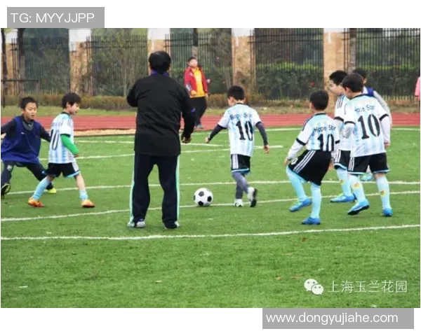 女子足球造型的魅力与风格探讨展现运动与时尚的完美结合